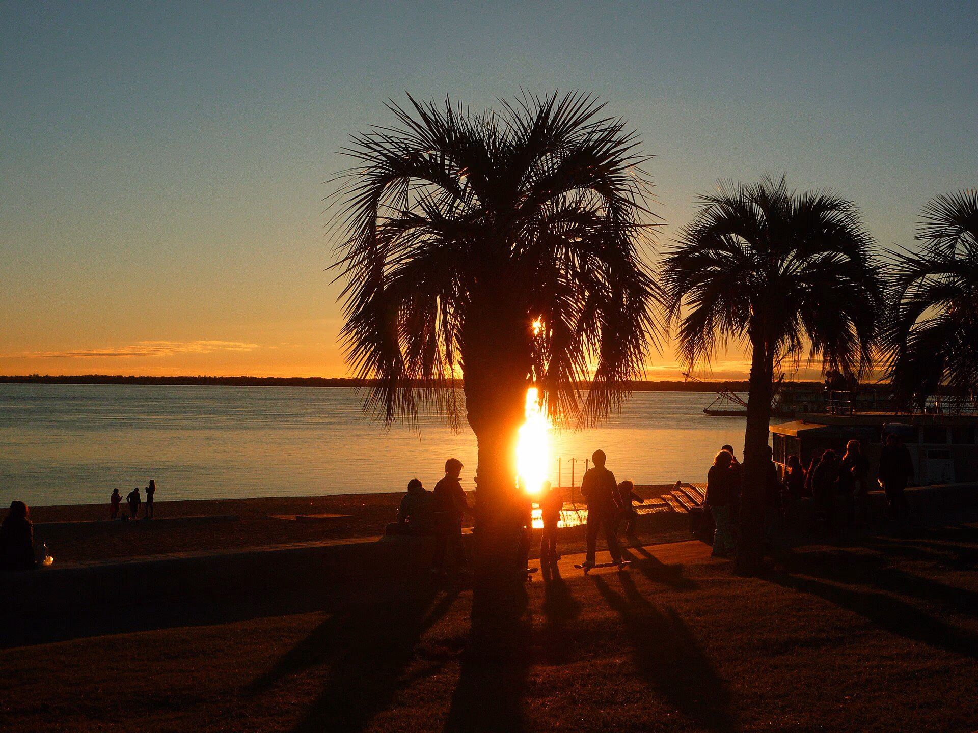 Atardecer sobre el río Paraná desde la costanera de Corrientes.